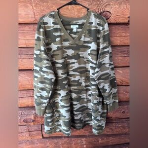 D&Co size 2x Stylish Camo V-Neck Long Sleeve Top